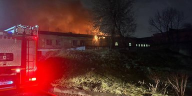У Москві палає будівля "колишнього" заводу: частково обвалився дах (фото)