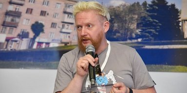 Заблокировали замок и обложили шинами: в РФ подожгли квартиру пропагандиста Татаренкова (фото)