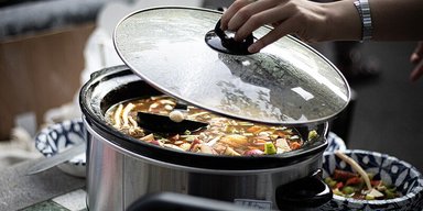 Съесть суп, который старше вас: как в Токио подают суп, что непрерывно варится с 1945 года