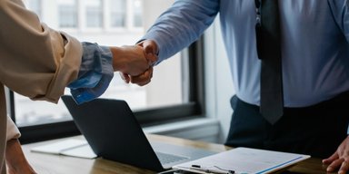 Зарплати в Україні різко зросли: у яких сферах платять більше