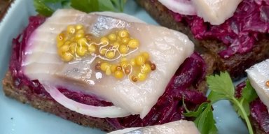 Вкусно и бюджетно: рецепт быстрой закуски с сельдью