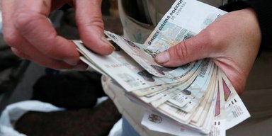 Бедность уже близко: россияне стали чаще жаловаться на маленькие зарплаты