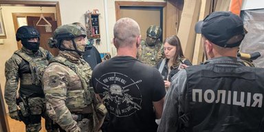 $25 тисяч за втечу: поліція проводить масштабні обшуки у справі переправлення ухилянтів (відео)