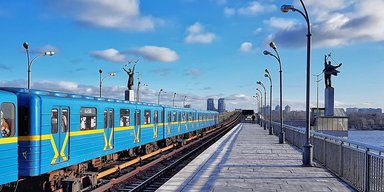 В вагон метро в Киеве бросили "мину": станция "Днепр" перекрыта, — соцсети (видео)