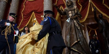 Атака дронов, Стоящий Медведь в Капитолии и новый британский авианосец. Главные фото недели