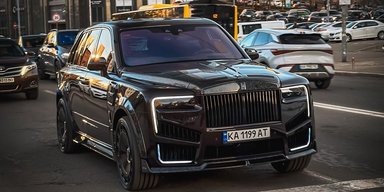 Роскошь и эпатаж: в Киеве заметили новейший кроссовер Rolls-Royce с ярким тюнингом (фото)