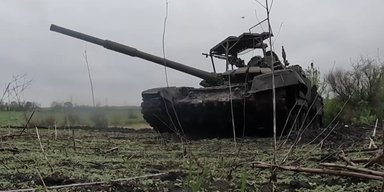 "Мангал використаний за призначенням": дрон-камікадзе ЗСУ спопелив ворожий Т-80 (відео)