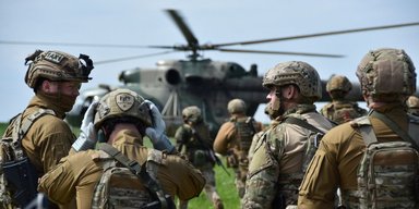 Бійці ССО показали, як взяли в полон російських десантників на Донеччині (відео)
