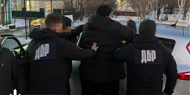 Зловили на гарячому: викрили працівника ТЦК, який допомагав ухилянтам (фото, відео)