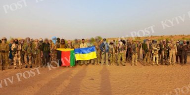 Уникальный снимок: туареги, которые уничтожили ЧВК "Вагнер" в Мали, позируют с украинским флагом
