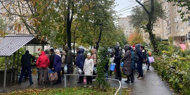 Блэкаут в Виннице: в городе образовались огромные очереди к колодцам, а грузовики буксируют трамваи