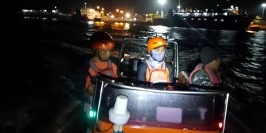 Утонул в бурном море: паром с десятками людей ушел под воду на Бали (фото, видео)