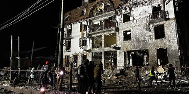 ЗС РФ обстріляли готель у Харкові двома ракетами: почалася пожежа, 10 постраждалих (фото)