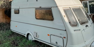 Жінка перетворила старий вагончик на зручну домівку: як виглядає її помешкання (фото)