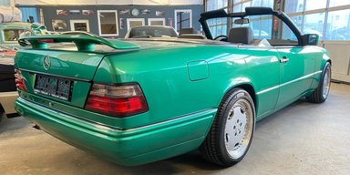 Их выпустили всего 11: в Украине появился уникальный кабриолет Mercedes W124 (видео)