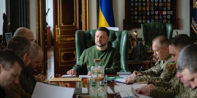 Зеленский три часа говорил с военными и чиновниками о дронах: детали (фото)