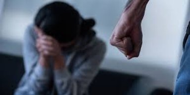 В Буче мужчина избил женщину и ребенка за просьбу говорить по-украински (фото)