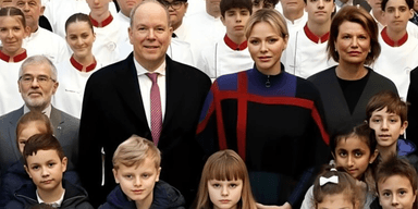 Княгиня Монако продемонстрировала накидку за 135 тысяч грн (фото)
