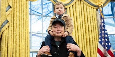 Выставил их сына Х напоказ: Граймс отчитала Маска за визит в Белый дом