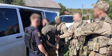На Тернопільщині чоловік у військовій формі стріляв у людей: є загиблі та поранені