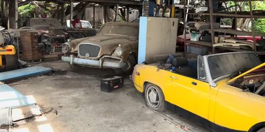 Ржавые раритеты: в разрушенном сарае обнаружили большую коллекцию ретро-авто (видео)