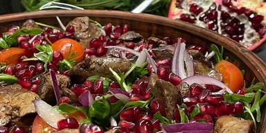 Изысканное блюдо: рецепт салата с куриной печенью, гранатом и рукколой