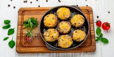 Фаршированные шампиньоны: топ-3 рецепта вкусной и простой закуски
