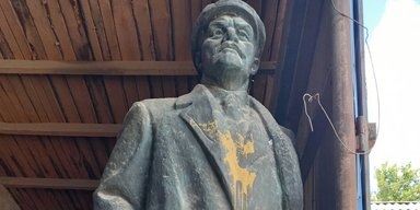 "Не бит, но крашен": в Полтавской области продают бронзовый памятник Ленину (фото)