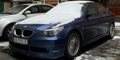 Їх випустили лише 428: у Києві помітили рідкісний 500-сильний седан BMW 2000-х (фото)