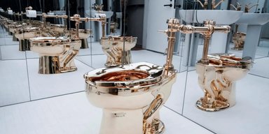 "Необычный экспонат" Sotheby's: в США продали золотой унитаз за 12 миллионов долларов (фото)