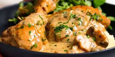 Класика французької кухні: фрикасе з курки з печерицями