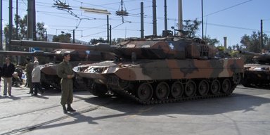 Тень диктатуры. Когда нужно защищаться, но боишься офицеров: опыт Греции и Тайваня