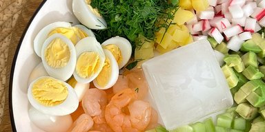 Пьяная окрошка: рецепт блюда с проссеко и креветками стал вирусным в сети (видео)