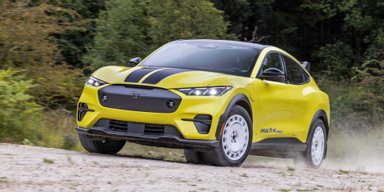 У ралійному стилі: Ford презентував екстремальний електрокросовер для бездоріжжя (відео)