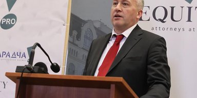 Суддя Босий тікає. Журналісти показали, як голова Госпсуду Києва реагує на питання про розлучення