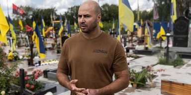 Частные ритуальные фирмы столицы угрожают ветерану-"азовцу", — СМИ
