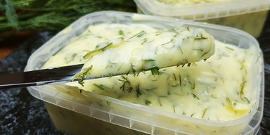 Для намазок и салатов: как приготовить вкусный плавленый сыр за 15 минут