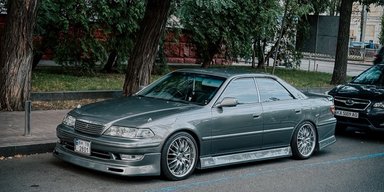 В Киеве заметили культовую премиальную Toyota 90-х с ярким тюнингом (фото)