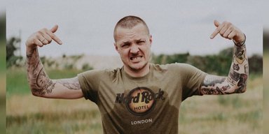 Солист O.Torvald Галич на концерте в Киеве попрощался с гитарами ради помощи ВСУ (видео)