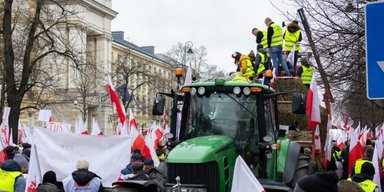 Антиукраинские плакаты и подожженные шины: польские фермеры вышли на забастовку в Варшаве (фото, видео)