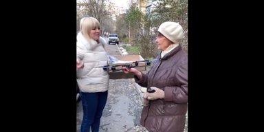 "Я потеряла все, но хочу задонатить": пенсионерка с левобережья Херсонщины купила дрон для ВСУ (видео)