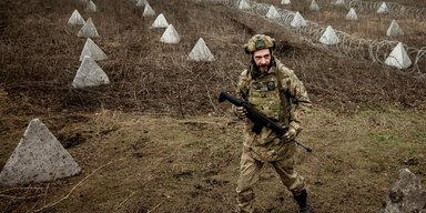 Майже тисячу кілометрів: Україна будує свою "лінію Суровікіна", — ЗМІ