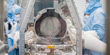 Прошло 3 месяца: почему NASA  не может открыть контейнер с образцами астероида Бенну (фото)