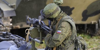 "Смело блуждают по местности": на Лиманщине ВСУ охотятся на россиян в чудо-плащах (видео)