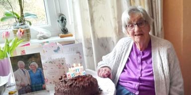 Женщина счастливо прожила 111 лет: какой продукт она называет залогом своего долголетия