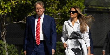 Меланія Трамп у білій сукні-сорочці з'явилася разом із чоловіком у Флориді (фото)