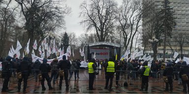 "День держперевороту": Раду взято під посилену охорону, поряд із нею проходить мітинг ФОПів