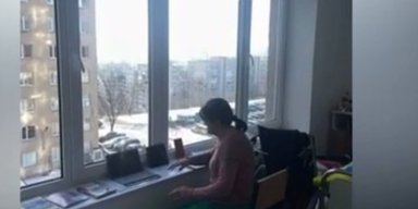 Ухаживает за тяжелораненым сыном: учительница из Днепропетровщины проводит онлайн-уроки из больницы