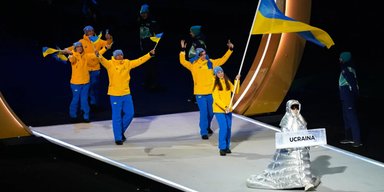 Россиянка несла плакат с надписью "Украина" на церемонии открытия Олимпийских игр, — AP (фото)