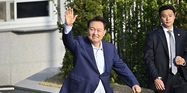 Президента Южной Кореи выселили из резиденции вместе с 11 котами и собаками (видео)